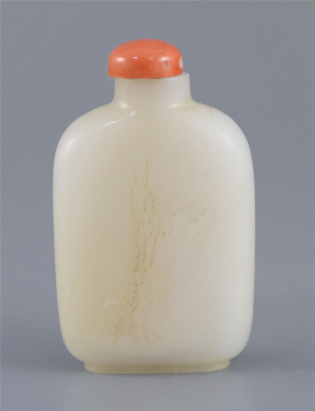 A Chinese white jade snuff bottle, total height 7.3cm